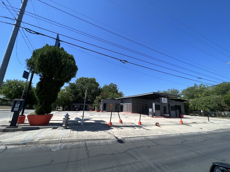 Primary Photo Of 1850 E Houston St, San Antonio Auto Repair For Lease