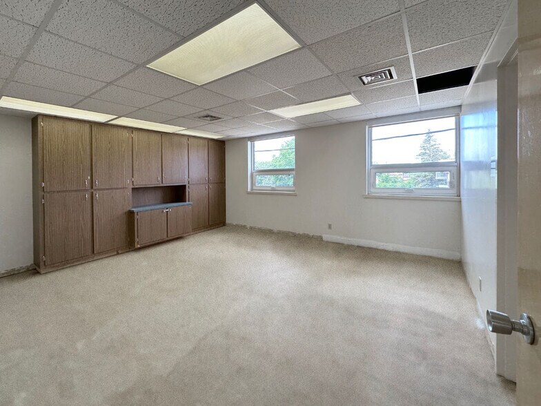 More Photos Of 601 7 St E, Drumheller Office For Sale