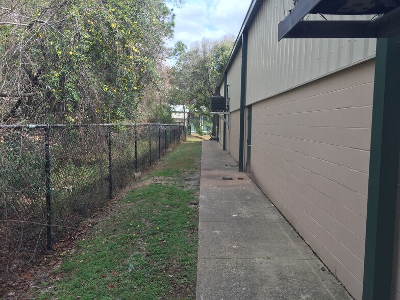 More Photos Of 8725 Youngerman Ct, Jacksonville Warehouse For Sale