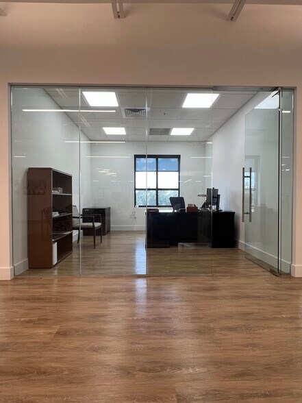 More Photos Of 10455 Riverside Dr, Palm Beach Gardens Flex For Lease