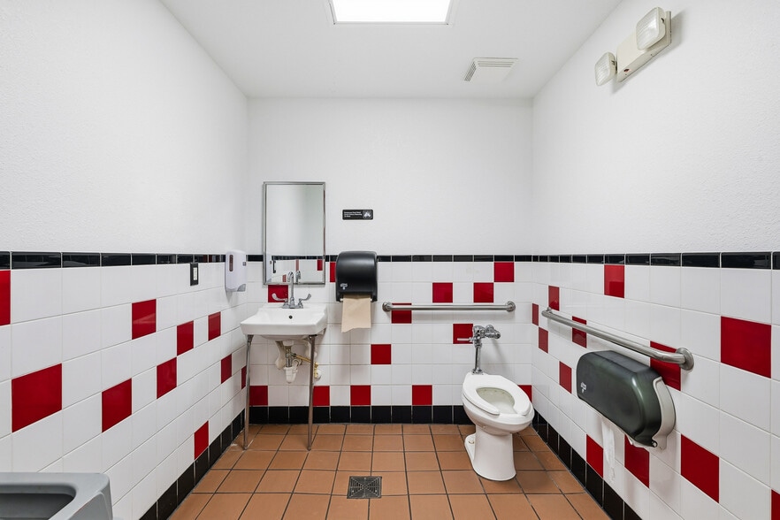More Photos Of 18500 Veterans Blvd, Port Charlotte General Retail For Sale