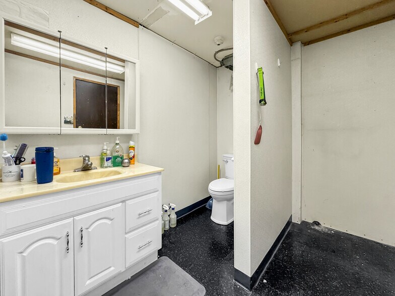 More Photos Of 920 S Atlantic Blvd, Los Angeles Office For Sale