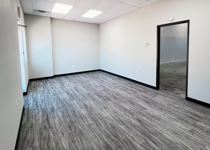 More Photos Of 14300 N Lincoln Blvd, Edmond Warehouse For Lease