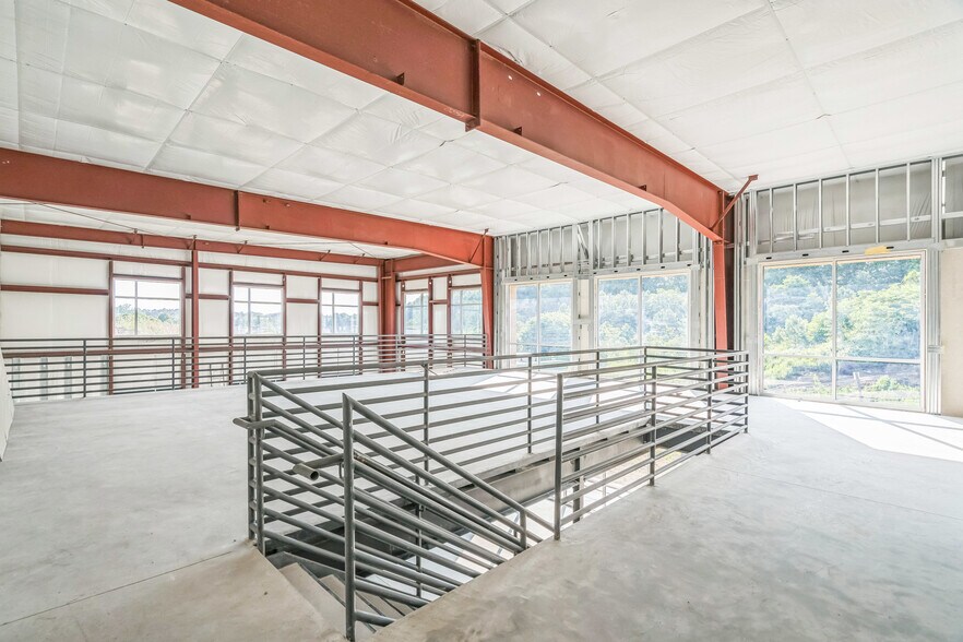 More Photos Of 1703 Roundrock Dr, Raleigh Flex For Lease