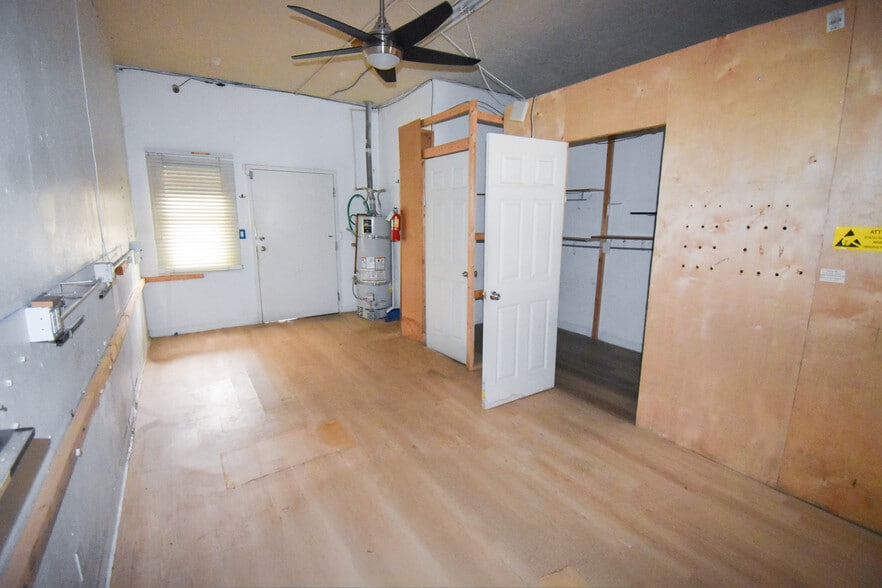 More Photos Of 22750-22754 Ventura Blvd, Woodland Hills Storefront For Lease