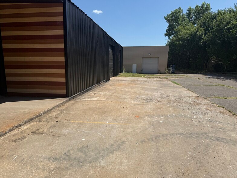 More Photos Of 18718 NE 23rd St, Harrah Industrial For Lease