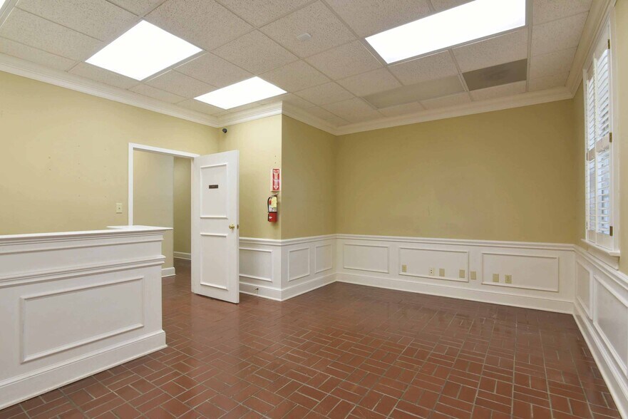 More Photos Of 204 N Westover Blvd, Albany Office For Sale