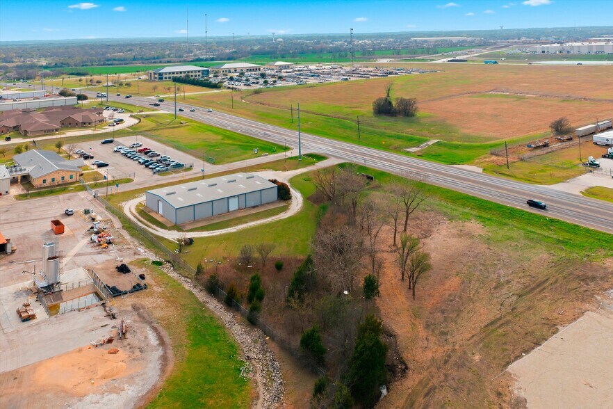 Primary Photo Of 7461 Bagby Ave, Woodway Light Distribution For Lease