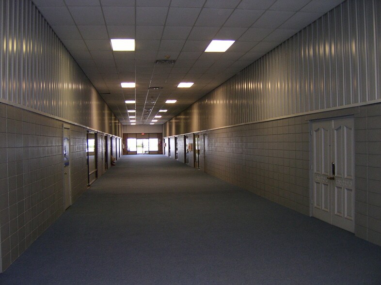 More Photos Of 8247-8251 15th St E, Sarasota Warehouse For Sale