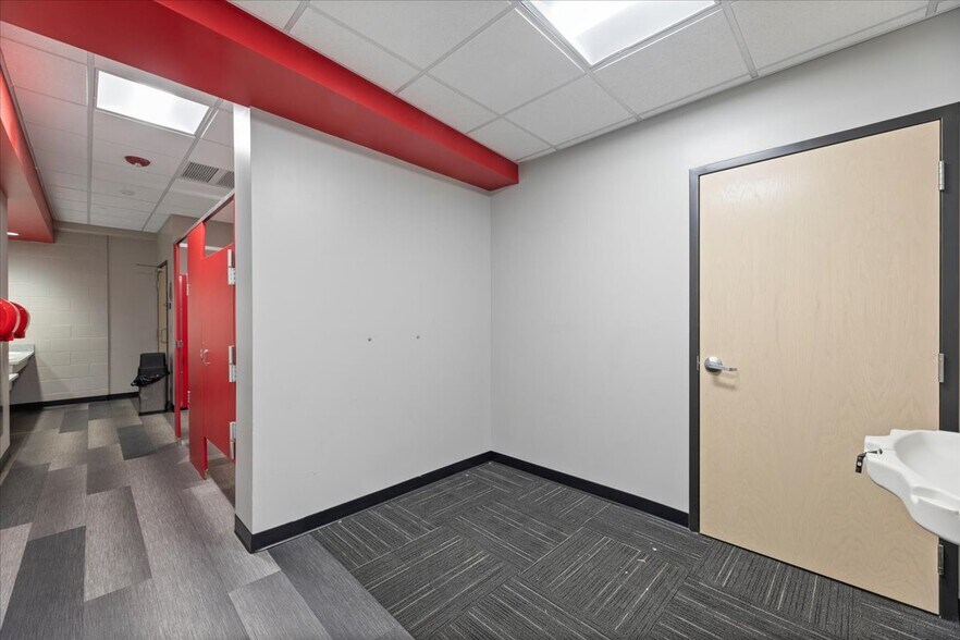 More Photos Of 7 S 4th St, Council Bluffs Health Club For Lease