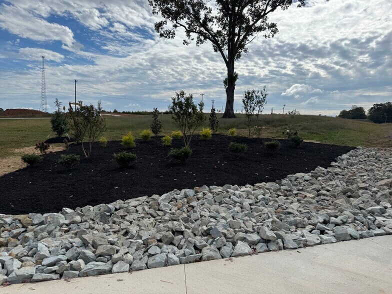 More Photos Of 160 Greenwood Dr, Burlington Warehouse For Lease