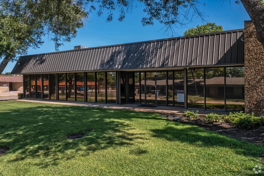 Primary Photo Of 8650 King George Dr, Dallas Flex For Sale