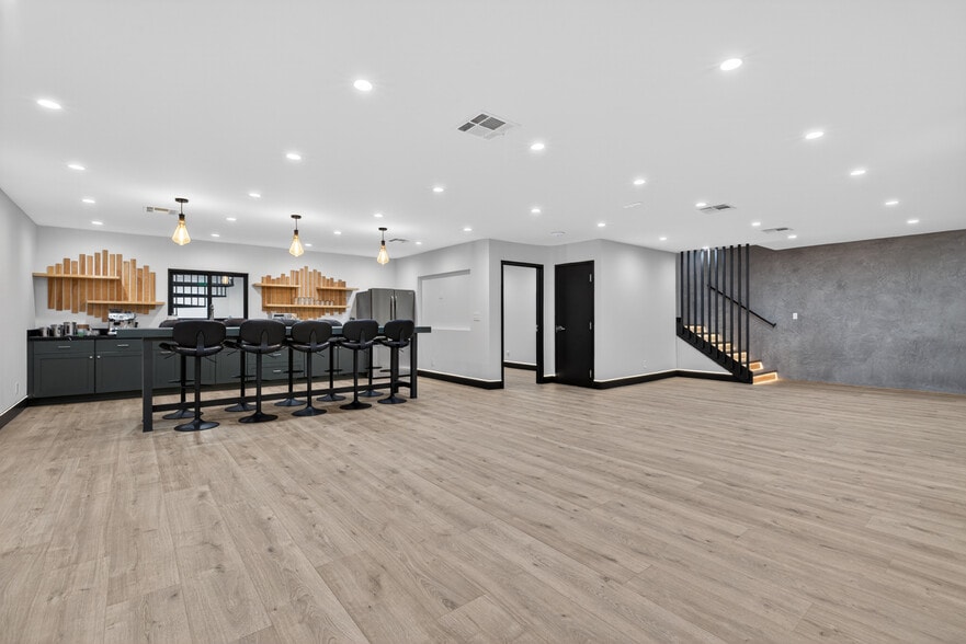 More Photos Of 703 S Main St, Burbank Showroom For Sale