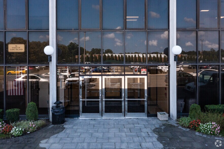 More Photos Of 330 Motor Pkwy, Hauppauge Office For Lease