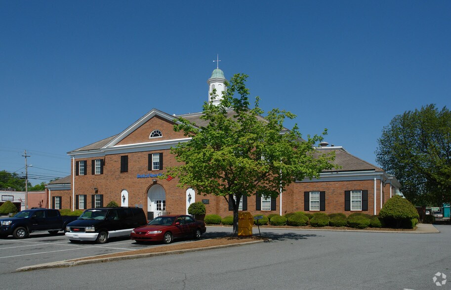 More Photos Of 102 E Main St, Cartersville Bank For Lease