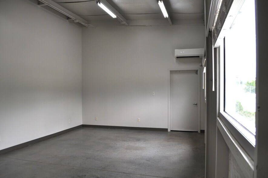 More Photos Of 2333 W Emory Rd, Powell Industrial For Sale