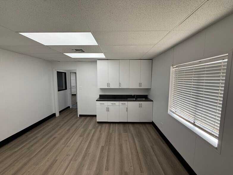 More Photos Of 3911 Woodbury Dr, Austin Warehouse For Lease