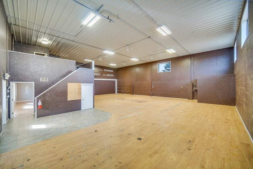 More Photos Of 926 Geneva St, Shorewood Warehouse For Lease