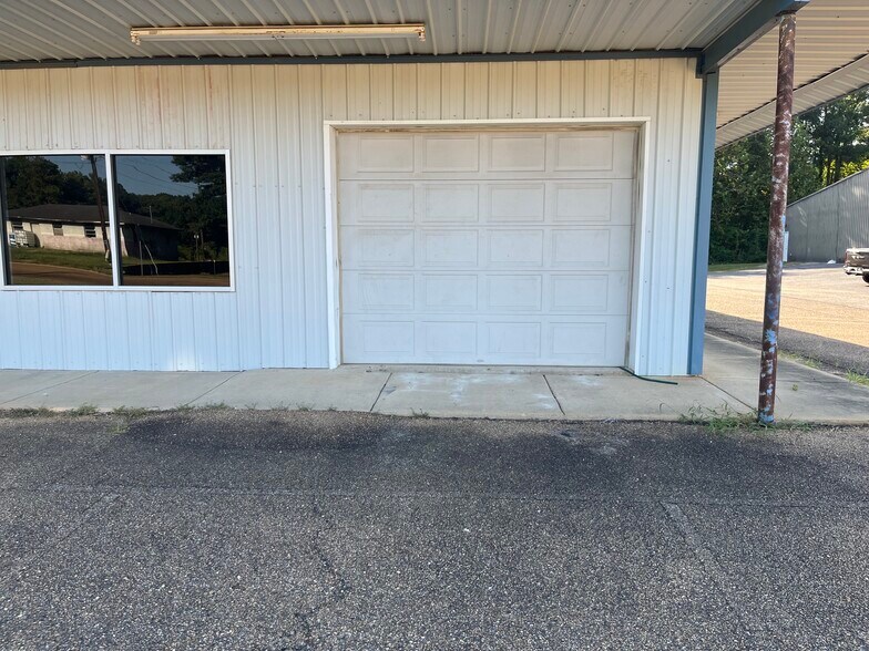 More Photos Of 903 S Locust St, Mccomb Freestanding For Sale