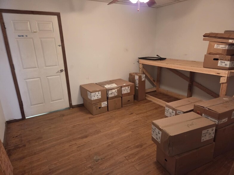 More Photos Of 800 N Jefferson St, Springdale Warehouse For Lease