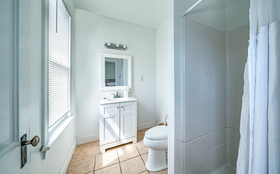 More Photos Of 617 E 8th St, Ocean City Hotel For Sale