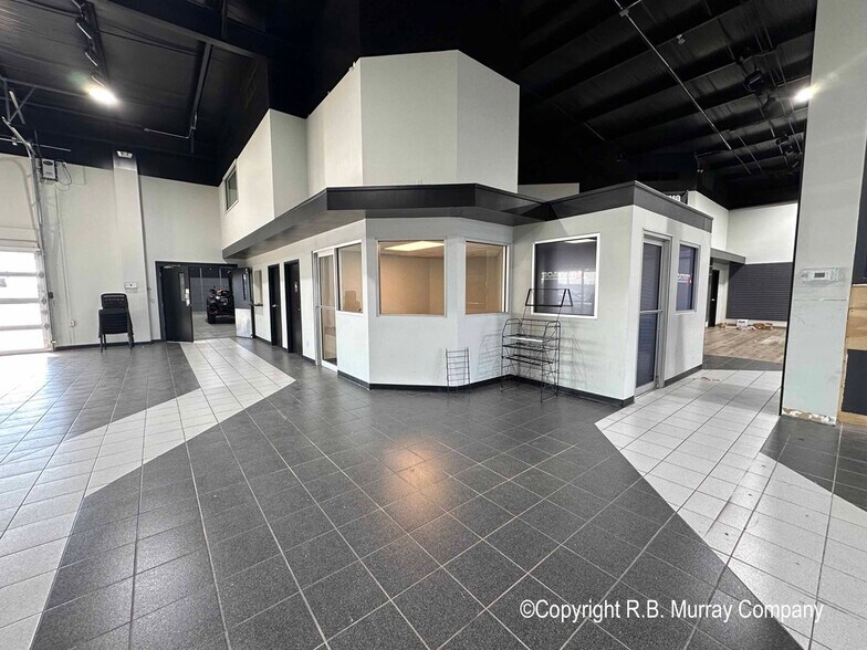 More Photos Of 350 S Ingram Mill Rd, Springfield Showroom For Lease