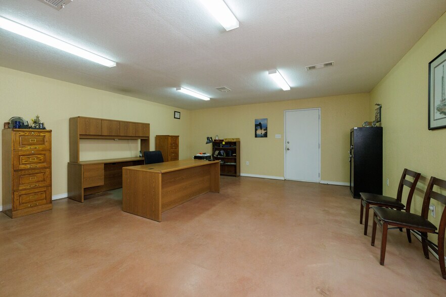 More Photos Of 160 Cimmarron Trail, Runaway Bay Light Manufacturing For Sale