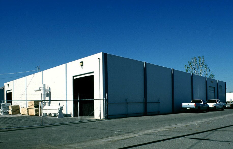 More Photos Of 2910-2912 E Blue Star St, Anaheim Manufacturing For Lease