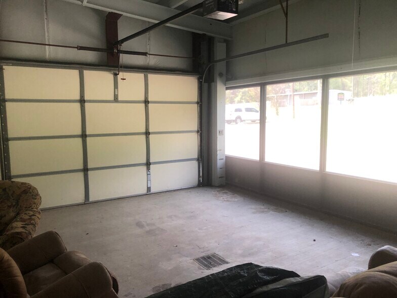 More Photos Of 35 Wilcutt, Columbus Showroom For Sale