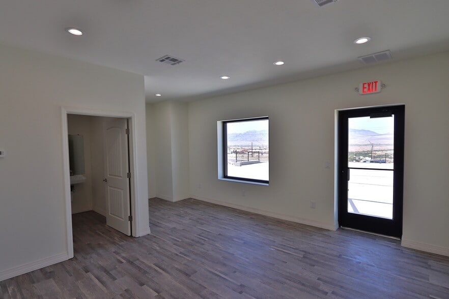 More Photos Of 3942 Frontage rd, Bullhead City Warehouse For Sale