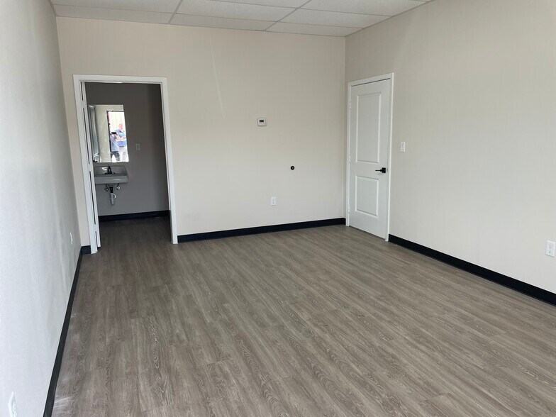 More Photos Of 28215 Vallie St, Pinehurst Warehouse For Lease