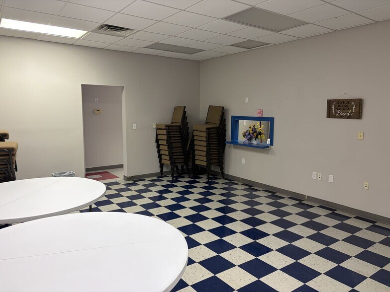 More Photos Of 5654 Carolina Beach Rd, Wilmington Showroom For Sale