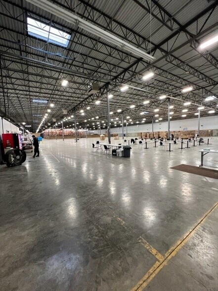 More Photos Of 7765 National Tpke, Louisville Warehouse For Lease