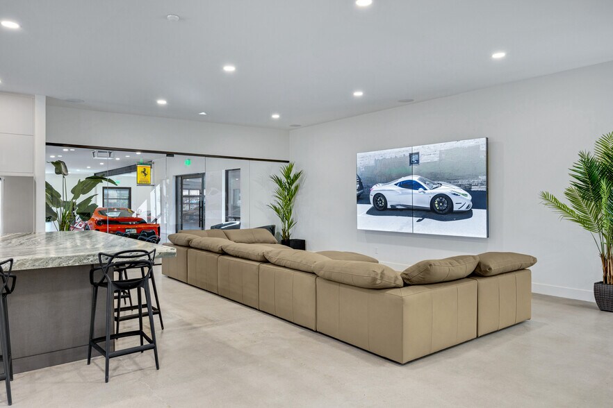 More Photos Of 7807 E Greenway Rd, Scottsdale Showroom For Sale