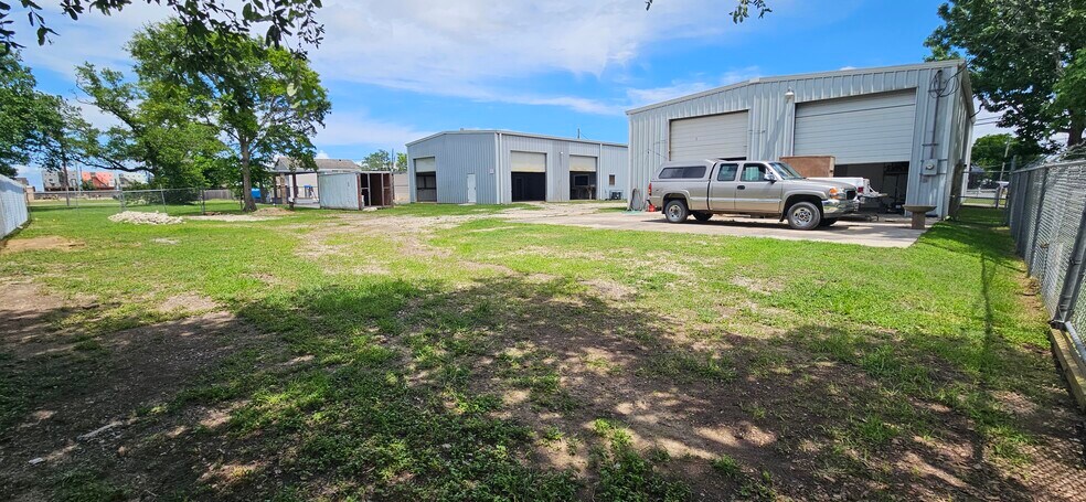 More Photos Of 130 Grand Ave, Bacliff Warehouse For Sale