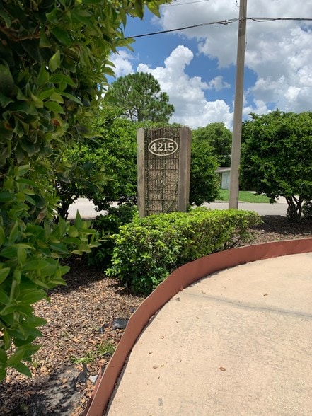 More Photos Of 4215 Edgewater Dr, Orlando Office For Lease