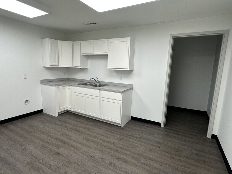 More Photos Of 16001 Boyle Lane, Evansville Warehouse For Lease