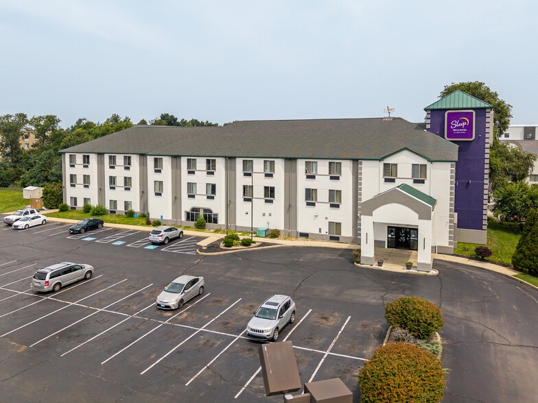 More Photos Of 220 Caravan Dr, Elkhart Hotel For Sale