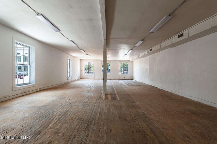 More Photos Of 433 Main St, Natchez Freestanding For Sale