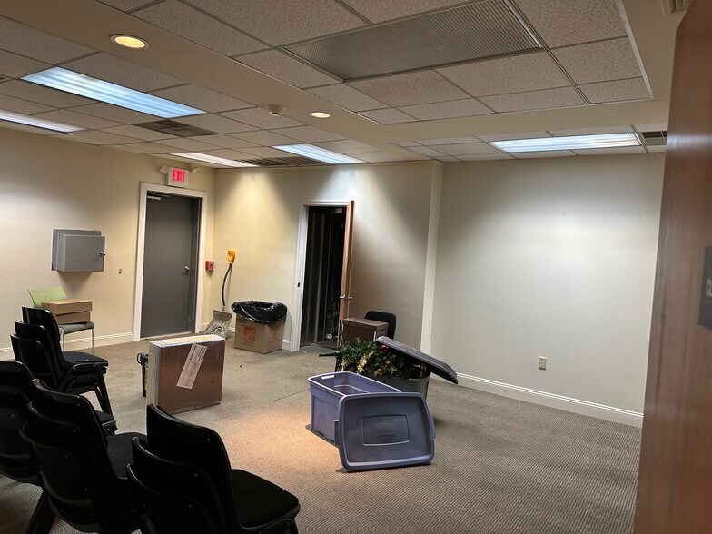 More Photos Of 195 Bristol Oxford Valley Rd, Langhorne Bank For Lease