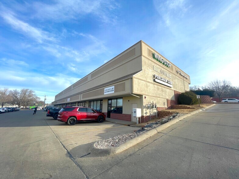 More Photos Of 1901 Hamilton Blvd, Sioux City Storefront For Lease