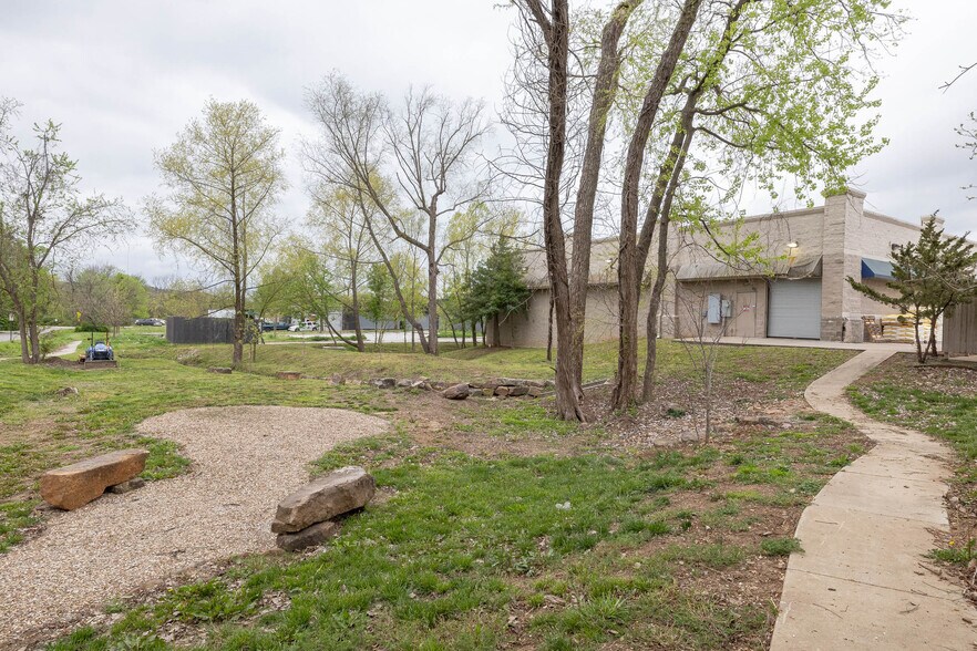 More Photos Of 796 S School Ave, Fayetteville Freestanding For Sale