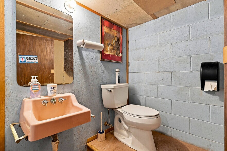 More Photos Of 308 N Wisconsin Dr, Sheboygan Freestanding For Sale