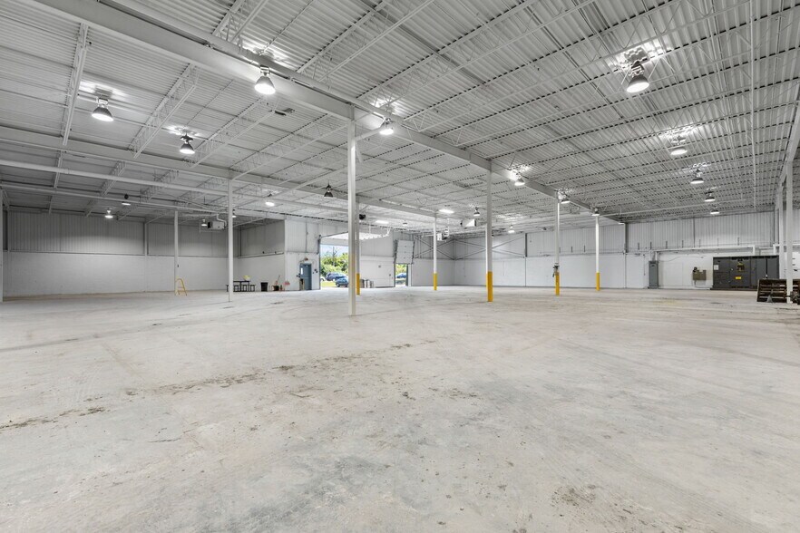 More Photos Of 2300 Rue Cohen, Montréal Warehouse For Sale
