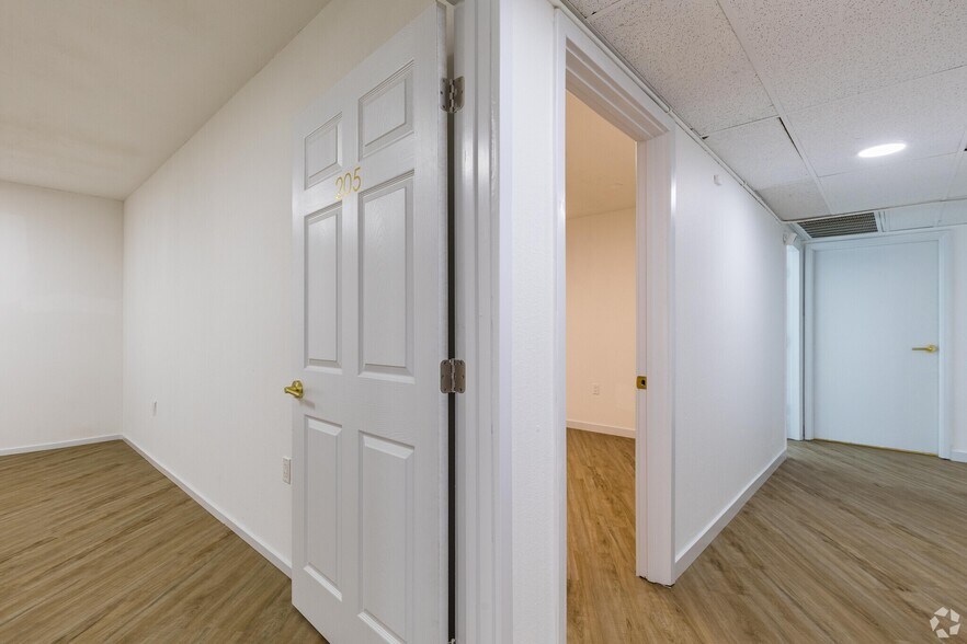 More Photos Of 1835 E Charleston Blvd, Las Vegas Storefront Retail Office For Sale