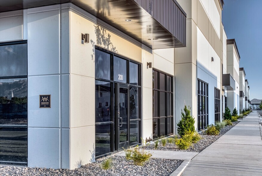 More Photos Of 593-689 N Saratoga Rd, Saratoga Springs Unknown For Lease