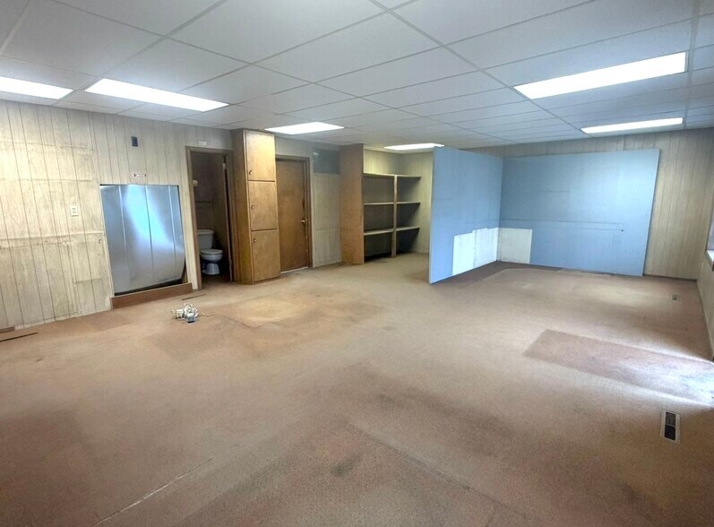 More Photos Of 217 E 8th St, Cozad Flex For Sale