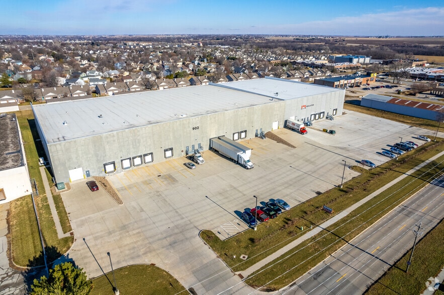 More Photos Of 902 SE Shurfine Dr, Ankeny Warehouse For Lease