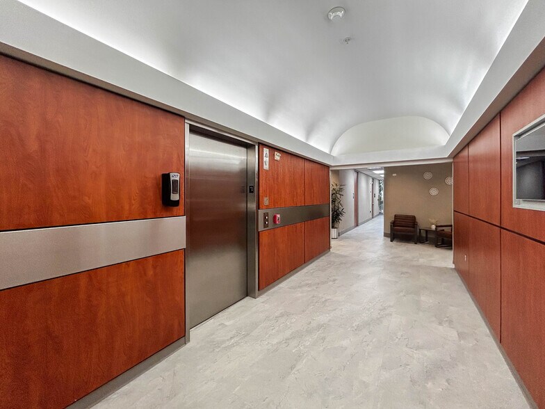 More Photos Of 417 Oakbend Dr, Lewisville Office For Lease