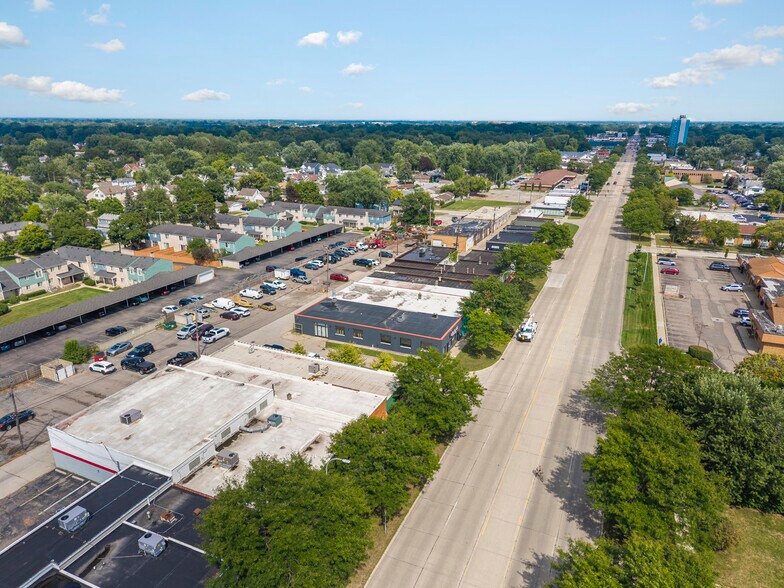 More Photos Of 1006 W 14 Mile Rd, Clawson Storefront For Lease